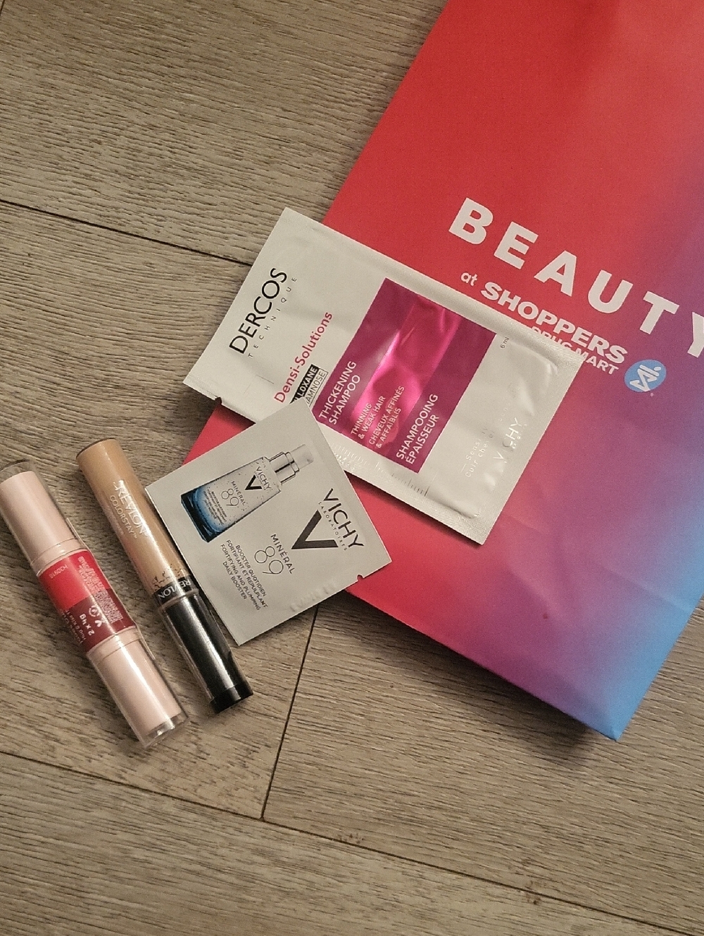 Quo Revlon Make Up Bundle l Shoppers Gift Bag And Samples